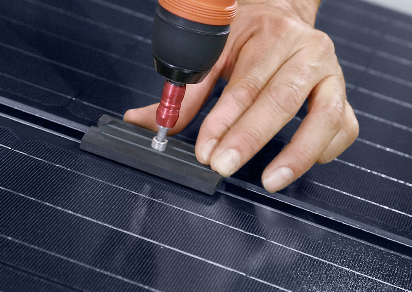 RHEINZINK-PV: frameloze solarpanelen voor het RHEINZINK felsdak RHEINZINK-PV: frameloze solarpanelen voor het RHEINZINK felsdak